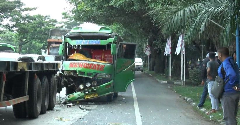 Minibus Elf Seruduk Trailer, Jalur Pantura Demak Macet Sepanjang 5 Km