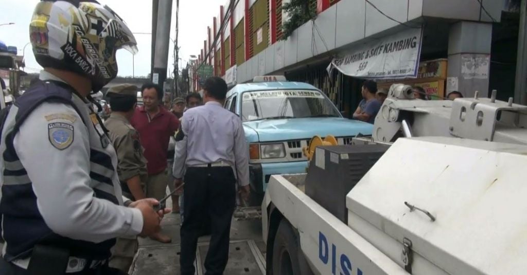 Razia Parkir Liar di Jatinegara, Sopir Angkot Tantang Kelahi Petugas