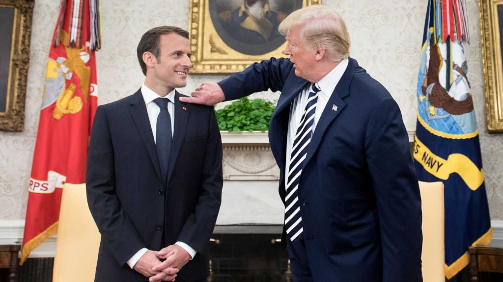 Momen Lucu saat Trump Singkirkan Ketombe dari Jas Presiden Macron