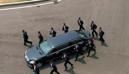 Kim Jong Un Naik Limosin Mercy Dikeliling 12 Pengawal