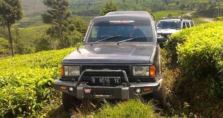 Komunitas Chevrolet Trooper Beri Bantuan pada Warga Gunung Patuha