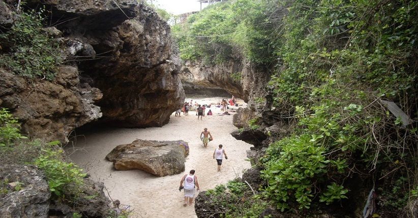Tak Kalah Cantik dengan Kuta, Pantai Suluban Miliki Terowongan Karang
