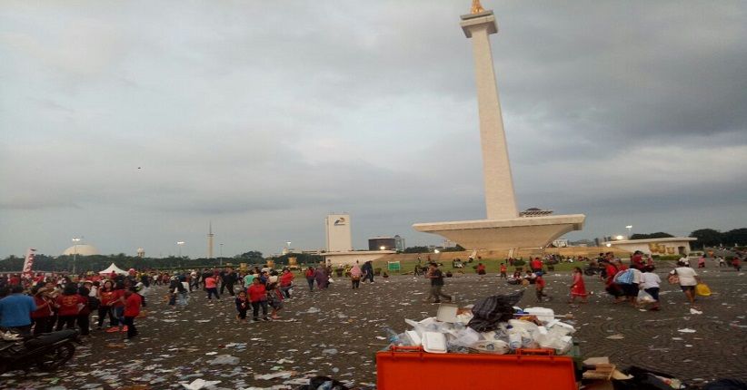 Pesta Rakyat Usai, Monas Jadi Lautan Sampah