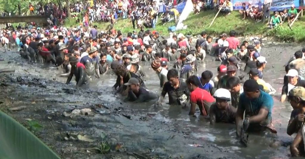 Peringati Hari Bumi, Ribuan Warga Berebut 2 Ton Ikan di Kali Cisadane