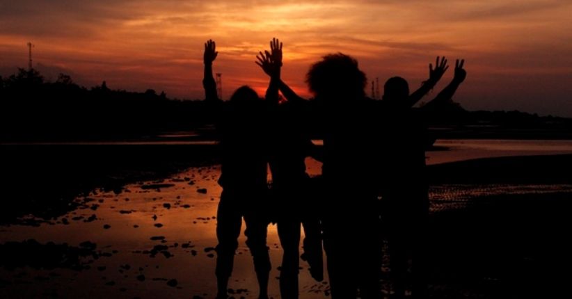 Keindahan Senja Tersembunyi di Pantai Tenggayun Riau