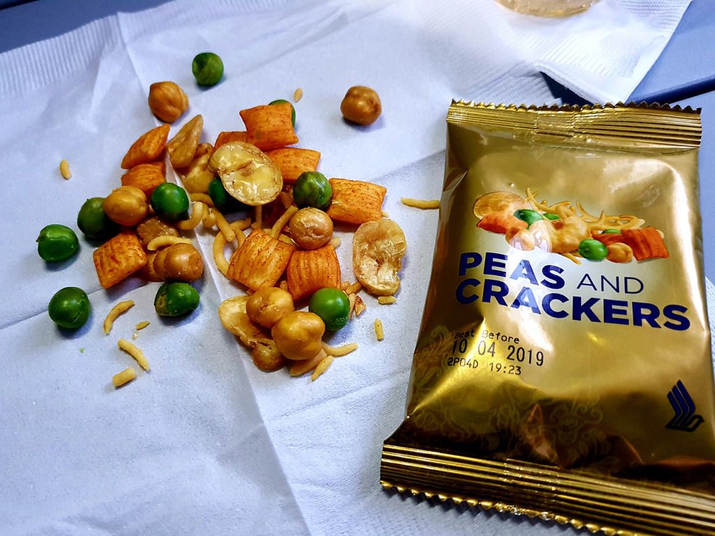 Singapore Airlines Berhenti Sajikan Kacang sebagai Cemilan di Pesawat
