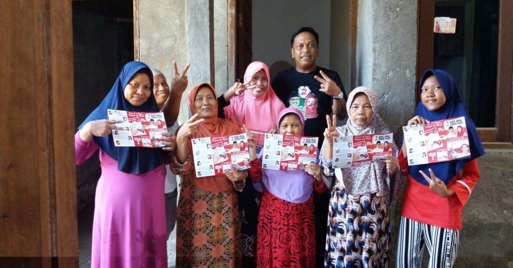 Caleg PDIP Diwajibkan Bagikan Brosur Gus Ipul-Puti Guntur ke 500 Rumah