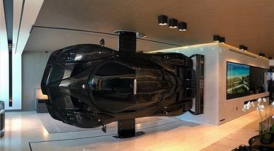 Kolektor Gantung Hypercar Pagani Zonda Revolucion di Ruang Tamu