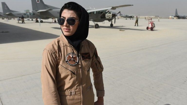 Pilot Cantik Asal Afghanistan Ini Terima Suaka dari Pemerintah AS