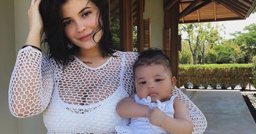 Kylie Jenner Tampil Natural saat Liburan di Pantai Bareng Anak