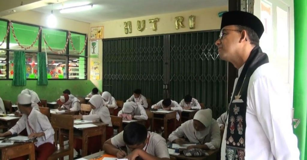 Sidak Ujian Nasional di Johar Baru, Anies Pastikan Hari Ini Lancar