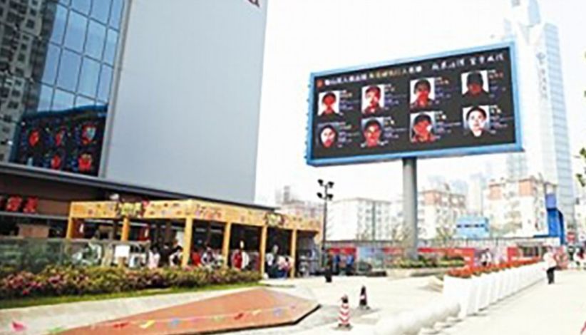 Wajah Orang yang Enggan Membayar Utang Dipajang di Papan Reklame