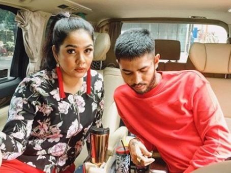 Kenalkan Single Aku Mau, Debby Wage Gaet Eza Yayang