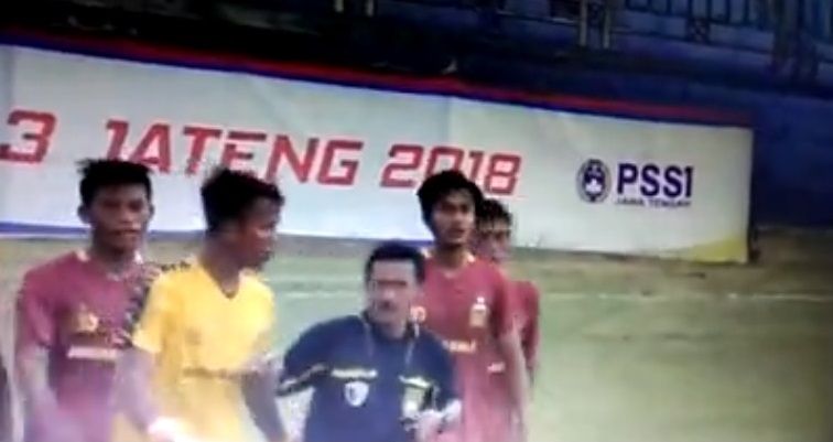 Brutal, Ini Video saat Wasit di Liga 3 Jadi Sasaran Amuk Pemain