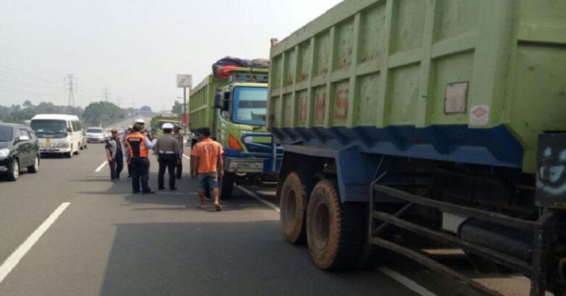 Ada Razia, Petugas Jaring 77 Truk di Jalan Tol Cikampek