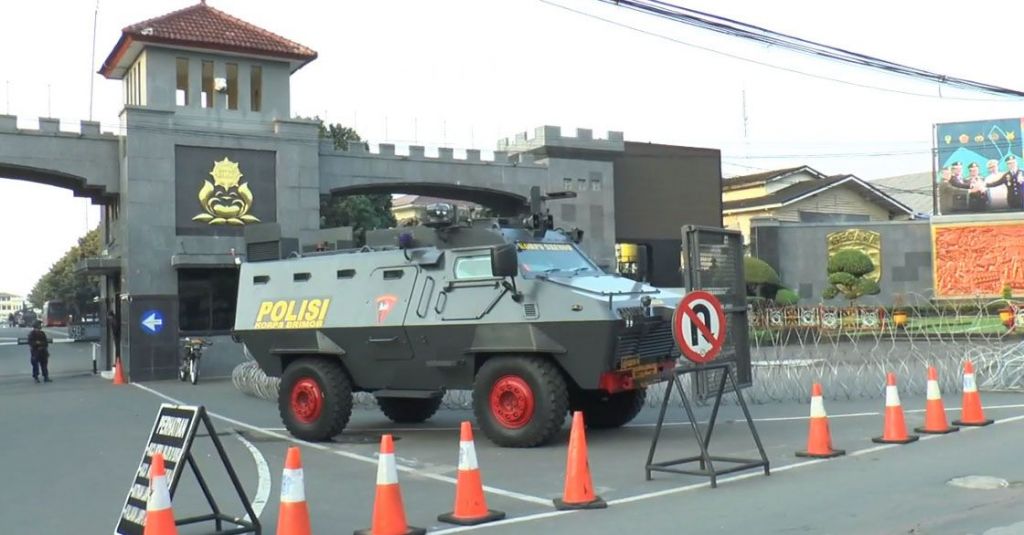 Mobil Taktis Angkut Pasukan Densus 88 Bersiap Masuk Rutan Mako Brimob