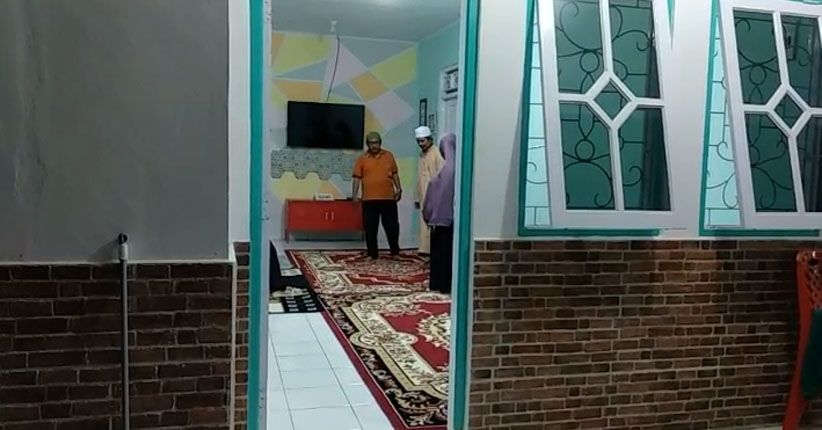 Isak Tangis Mewarnai Kedatangan Jenazah Briptu Fandi di Bekasi