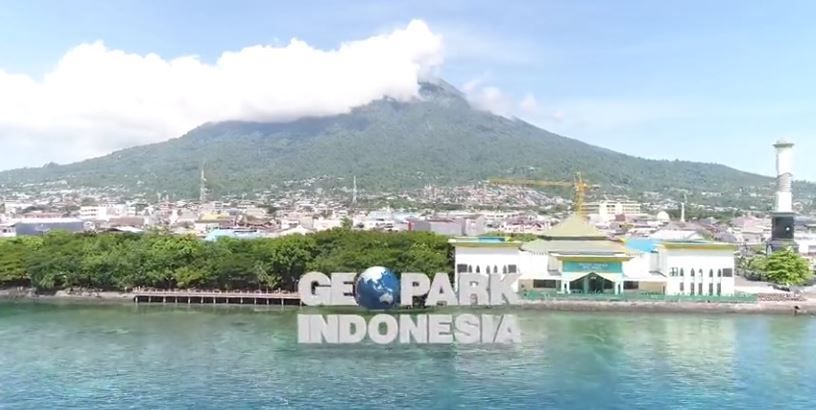 Menikmati Keindahan Alam Gunung dan Laut Tanah Ternate