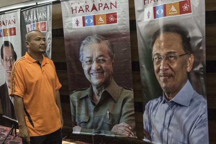 Anwar Ibrahim Saksikan Pelantikan Mahathir dari Bangsal Rumah Sakit