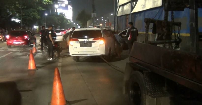 Diduga Mabuk, Pengendara Mobil Tabrak Separator Busway Sampai Ringsek