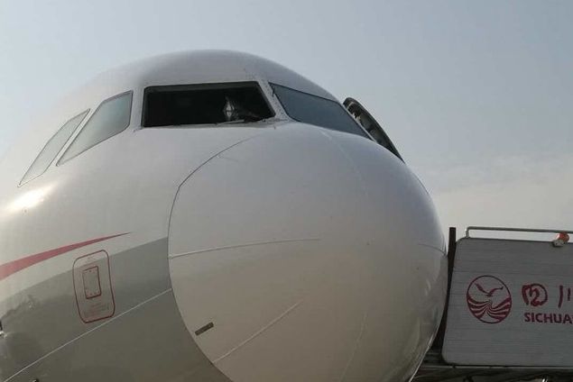 Kaca Kokpit Pecah, Pesawat Maskapai China Mendarat Darurat