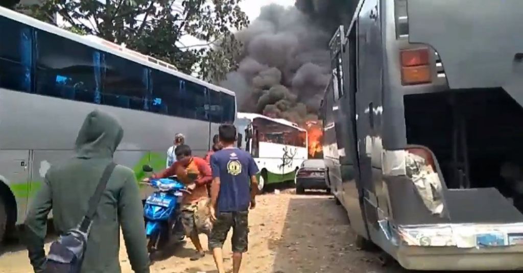 Gara-Gara Sampah Ban, 4 Unit Bus Pariwisata di Bekasi Ludes Terbakar