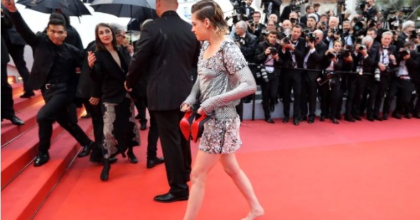 Protes, Kristen Stewart Lepas Sepatu High Heels di Karpet Merah Cannes