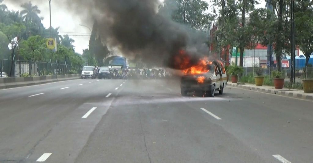 Angkot Terbakar, Jalan MH Thamrin Tangerang Macet 2 Kilometer