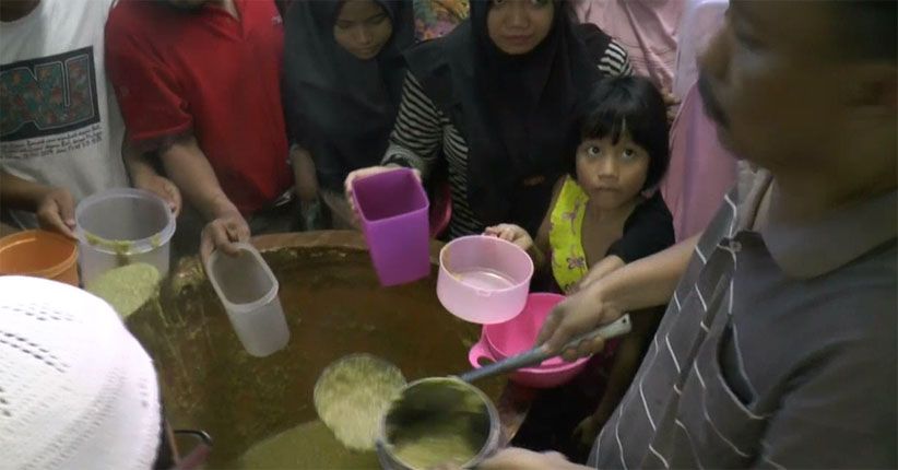 Warga Tuban Rela Antre demi Sepiring Bubur Muhdor untuk Buka Puasa