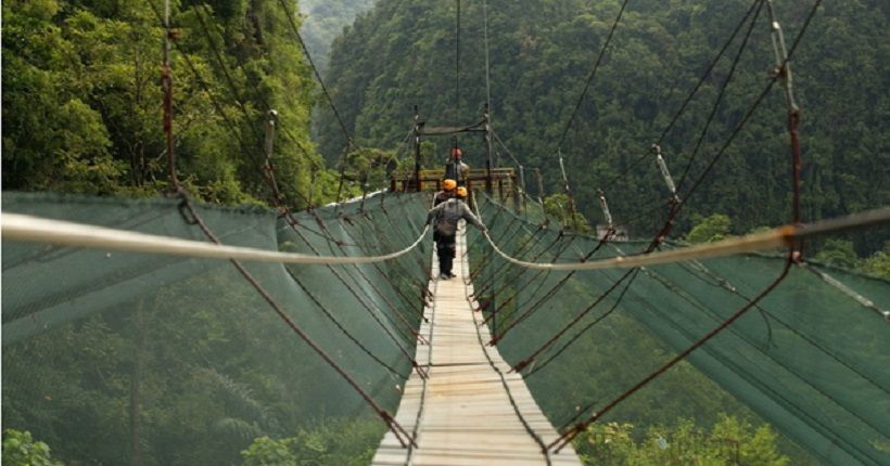Melayang Bersama Kupu-Kupu Cantik di Helena Sky Bridge Maros