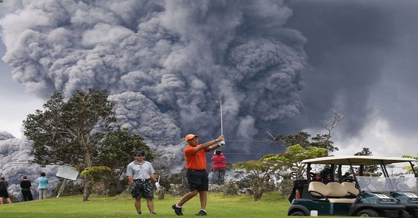 Gunung Berapi Kilauea Hawaii Meletus, Wisatawan Malah Asyik Main Golf