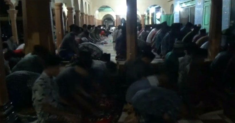 Salat Tarawih Super Kilat di Blitar, 23 Rakaat Hanya 10 Menit