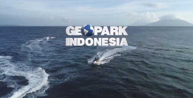 Menikmati Keindahan Gunung dan Laut Tanah Tidore