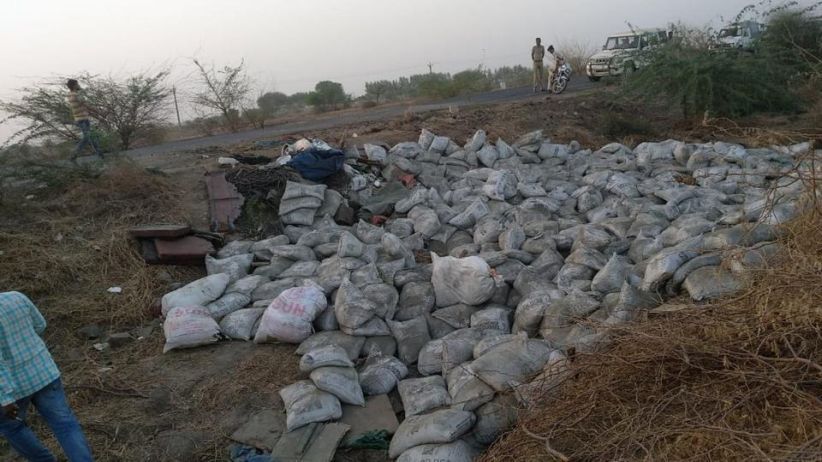 Truk Terguling Tumpahkan Muatan Semen, 19 Orang Tewas