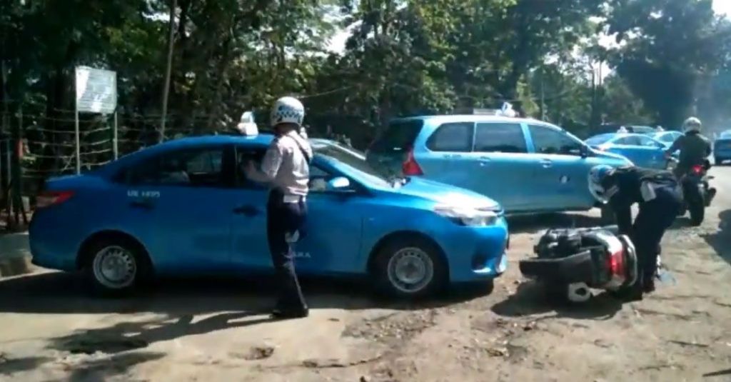 Sergap Parkir Liar di Pasar Rebo, Petugas Dishub Ditabrak Sopir Taksi
