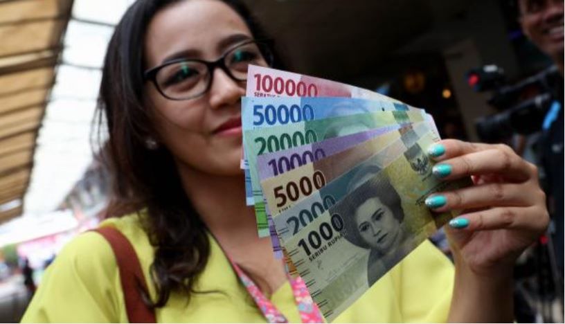 Hari Terakhir, Penukar Uang Rela Antre di Monas Meski Gerimis