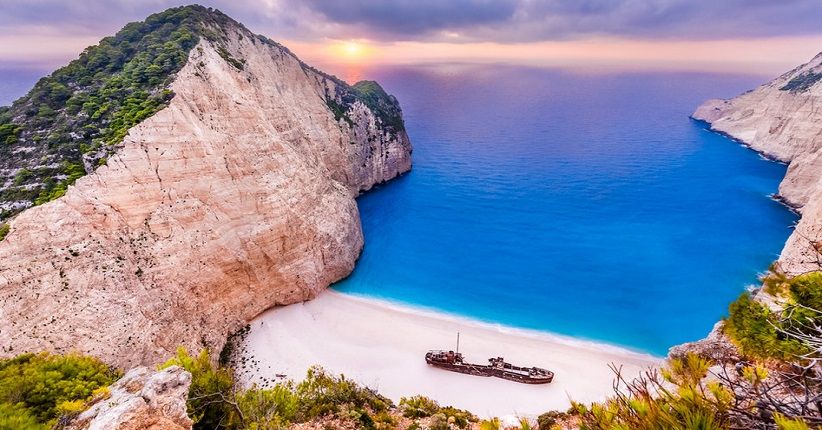 5 Pantai Indah Ini Miliki Pemandangan Bangkai Kapal Tua Bersejarah