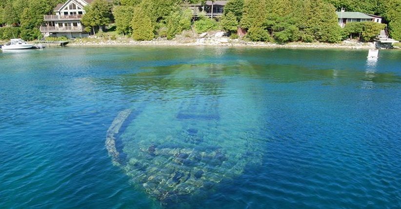 5 Pantai Indah yang Menyimpan Bangkai Kapal Misterius