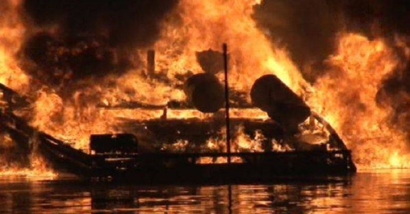Kapal Tanker Pertamina Terbakar, Sungai Barito Jadi Lautan Api