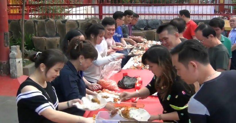 Umat Buddha di Vihara Ini Berbagi Takjil kepada Kaum Muslim Duafa