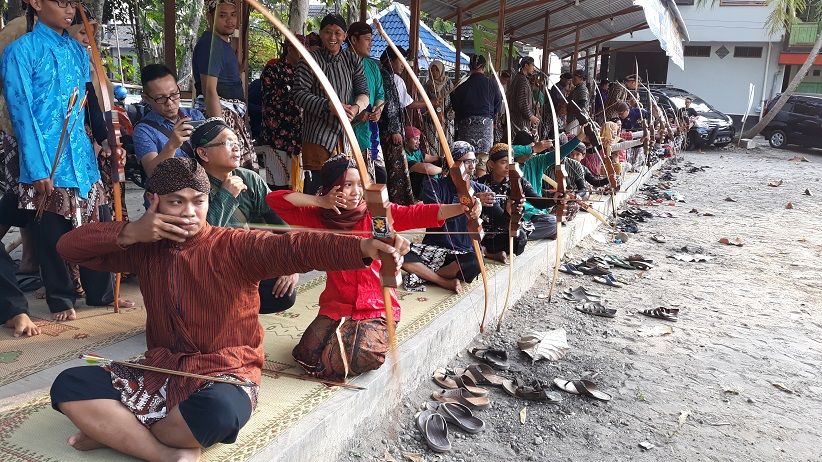 Asyiknya Ngabuburit Sambil Main Panahan Tradisional Jemparingan