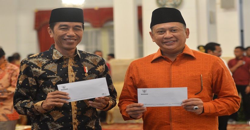 Jokowi Bayar Zakat Penghasilan Rp50 Juta di Istana Negara