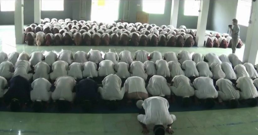 Rayakan Kelulusan, Siswa MTs di Bekasi Bagi-Bagi Takjil Gratis