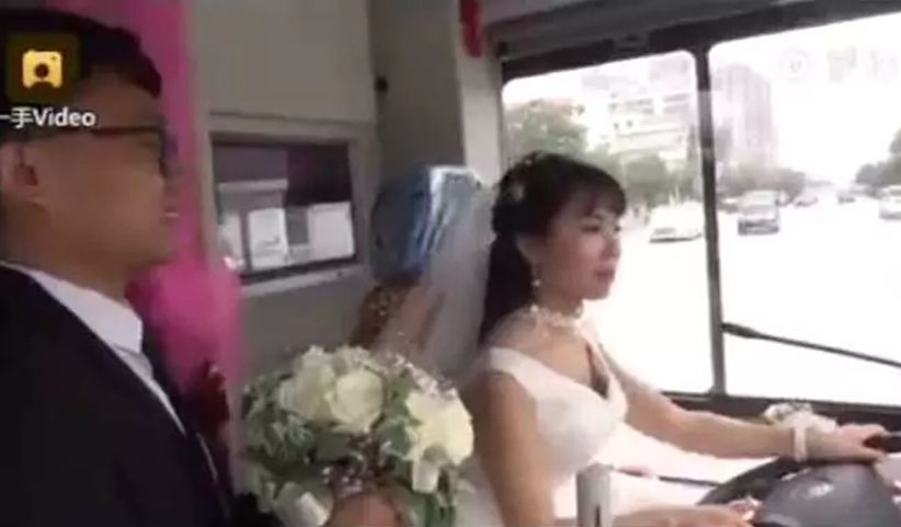 Pengantin Perempuan Ini Nyetir Bus Sendiri ke Acara Pernikahan