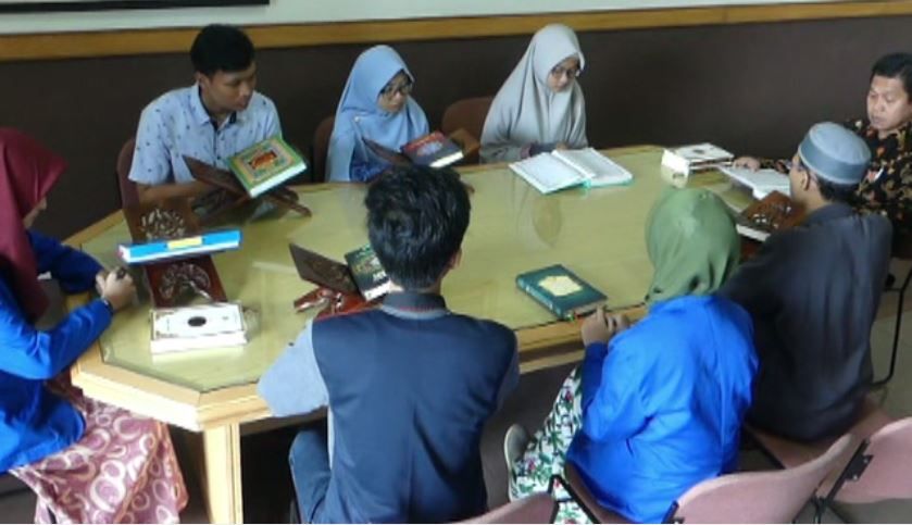 Contoh Idgham Bilaghunnah dan Hukum Bacaannya dalam Alquran