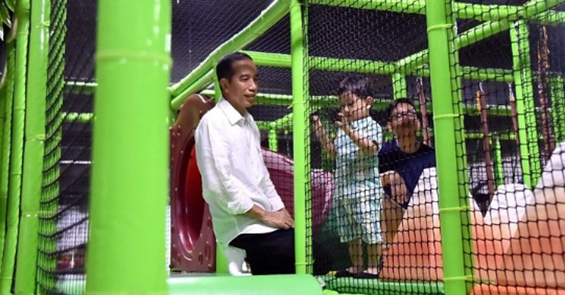 Jokowi Ngabuburit Bersama Cucunya Jan Ethes ke Dufan Jakarta Utara