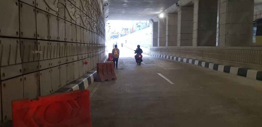 Tak Cuma Penutup Selokan Hilang, Underpass Mampang juga Dicoret-coret