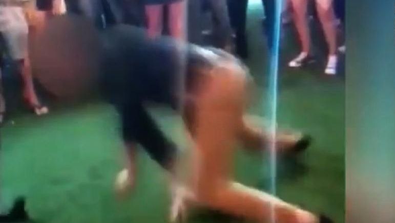 Ambil Pistol di Lantai, Agen FBI Tak Sengaja Tembak Kaki Tamu Bar