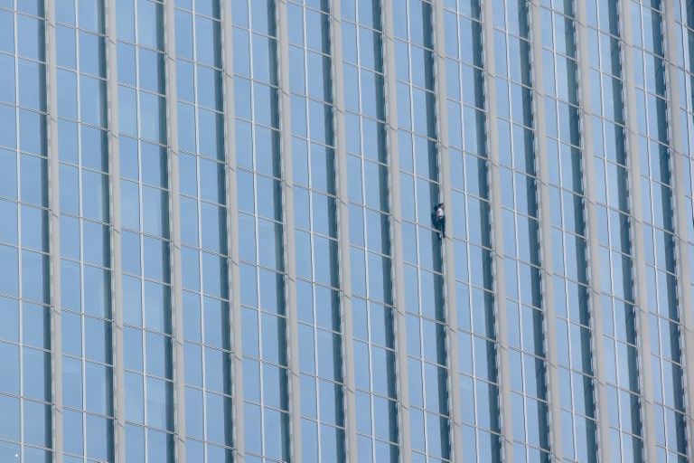 Panjat Gedung Berlantai 123 di Korsel, 'Spiderman' Ditangkap Polisi