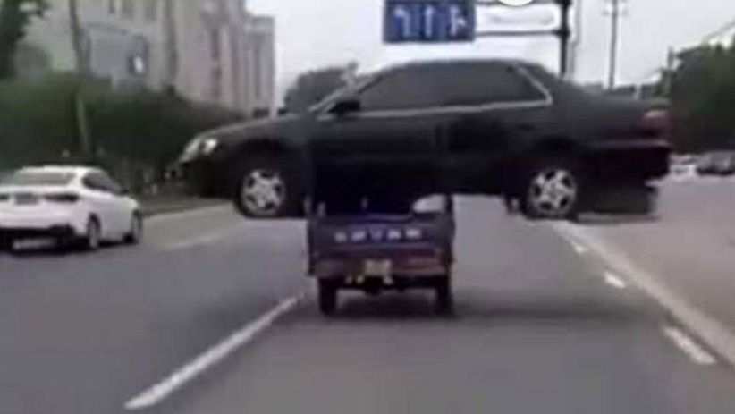 Edan, Motor Beroda 3 Angkut Mobil Sedan di Jalan Umum